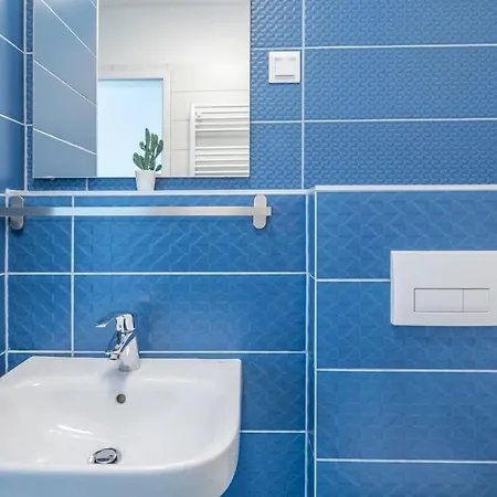 Fresh & Modern - With 2 Balconies *