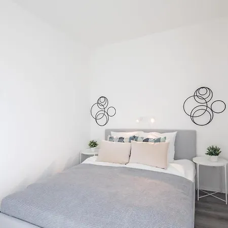 Fresh & Modern - With 2 Balconies 아파트 *